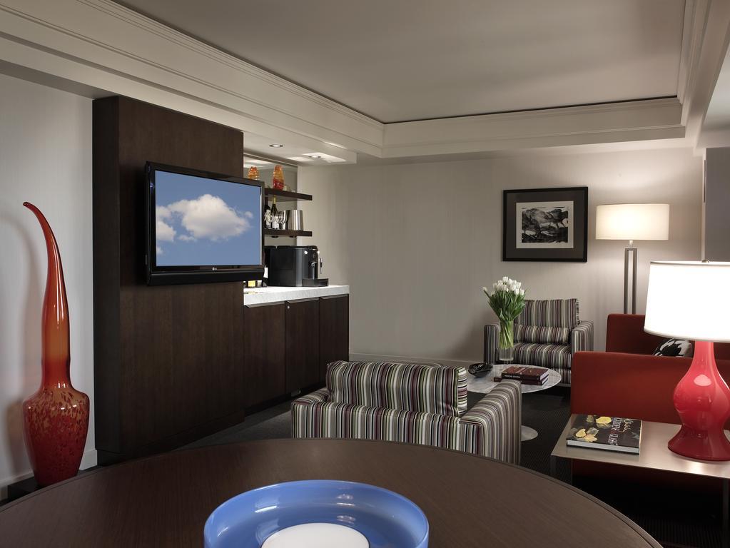 โรงแรมมูราโน อะ โพรเวอแนนซ์ โฮเต็ล ทาโคมา ภายนอก รูปภาพ A suite at the Renaissance Boston Harborview Hotel