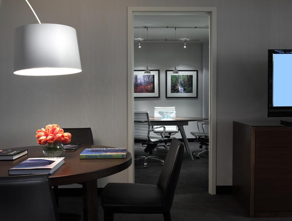 โรงแรมมูราโน อะ โพรเวอแนนซ์ โฮเต็ล ทาโคมา ภายนอก รูปภาพ The interior of a typical suite at the Westin