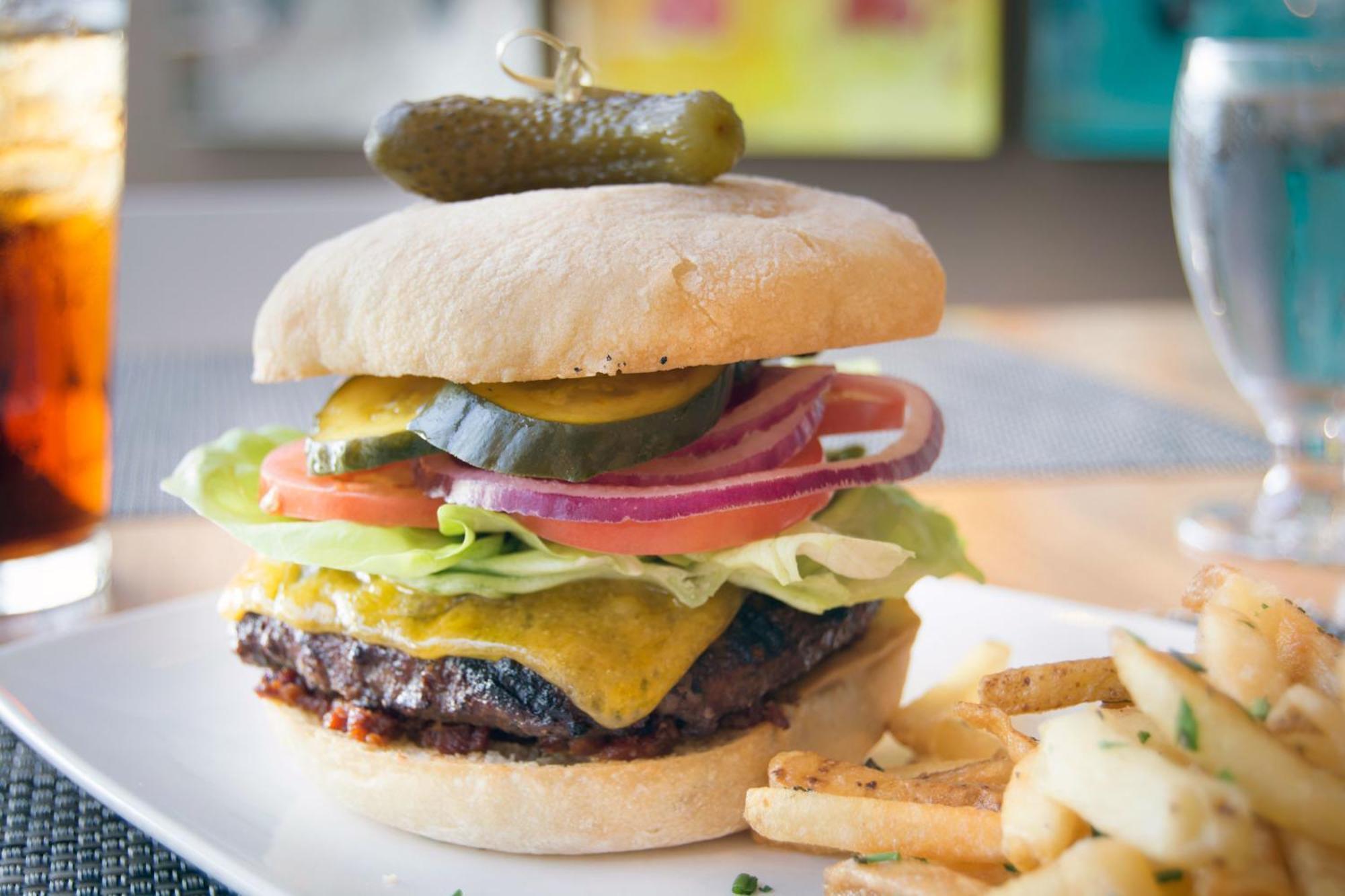 โรงแรมมูราโน อะ โพรเวอแนนซ์ โฮเต็ล ทาโคมา ภายนอก รูปภาพ A cheeseburger with lettuce, tomato, onion, and pickle