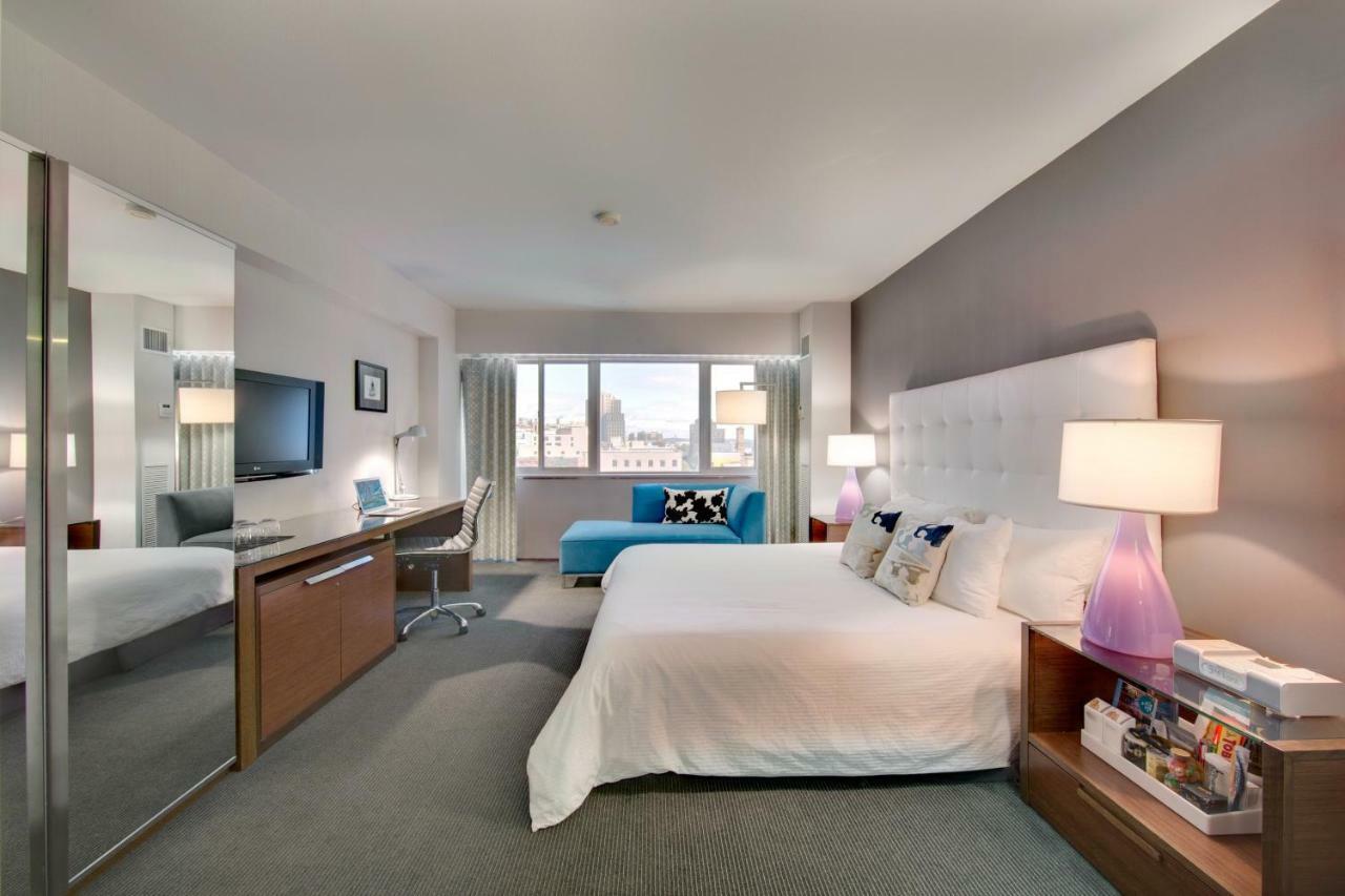 โรงแรมมูราโน อะ โพรเวอแนนซ์ โฮเต็ล ทาโคมา ภายนอก รูปภาพ A room at the Hotel Commonwealth