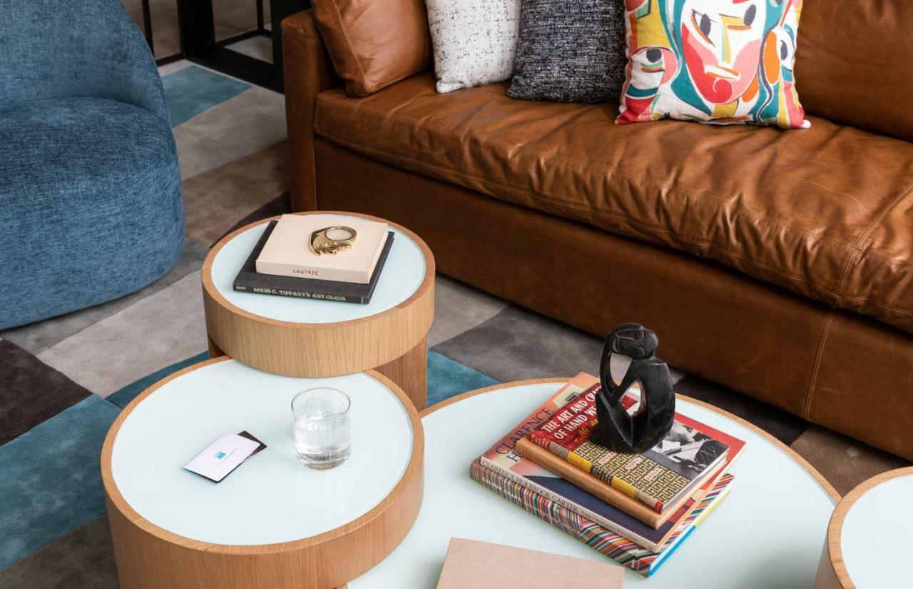 โรงแรมมูราโน อะ โพรเวอแนนซ์ โฮเต็ล ทาโคมา ภายนอก รูปภาพ A coffee table with a stack of books